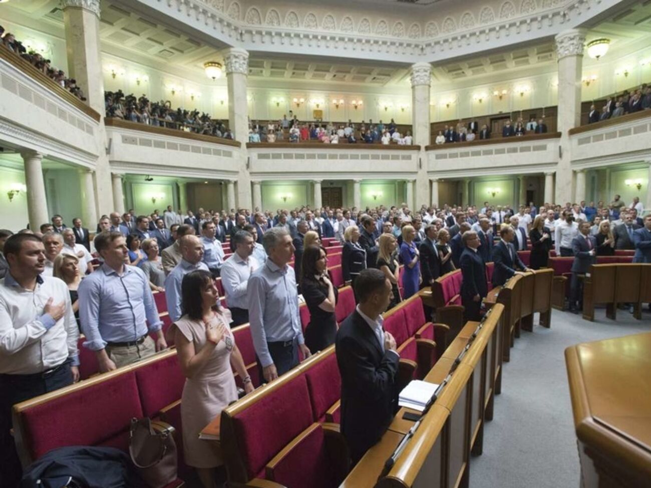 Авторы петиции к президенту считают, что депутаты ВР должны работать каждый день