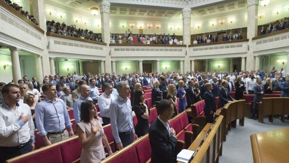 Авторы петиции к президенту считают, что депутаты ВР должны работать каждый день