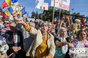 Протестующие добавили к тексту резолюции, принятой на предыдущих митингах, пункт о необходимости проведения всенародного референдума по избранию главы государства