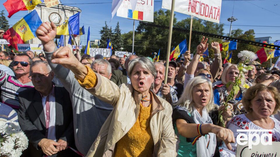 Протестующие добавили к тексту резолюции, принятой на предыдущих митингах, пункт о необходимости проведения всенародного референдума по избранию главы государства