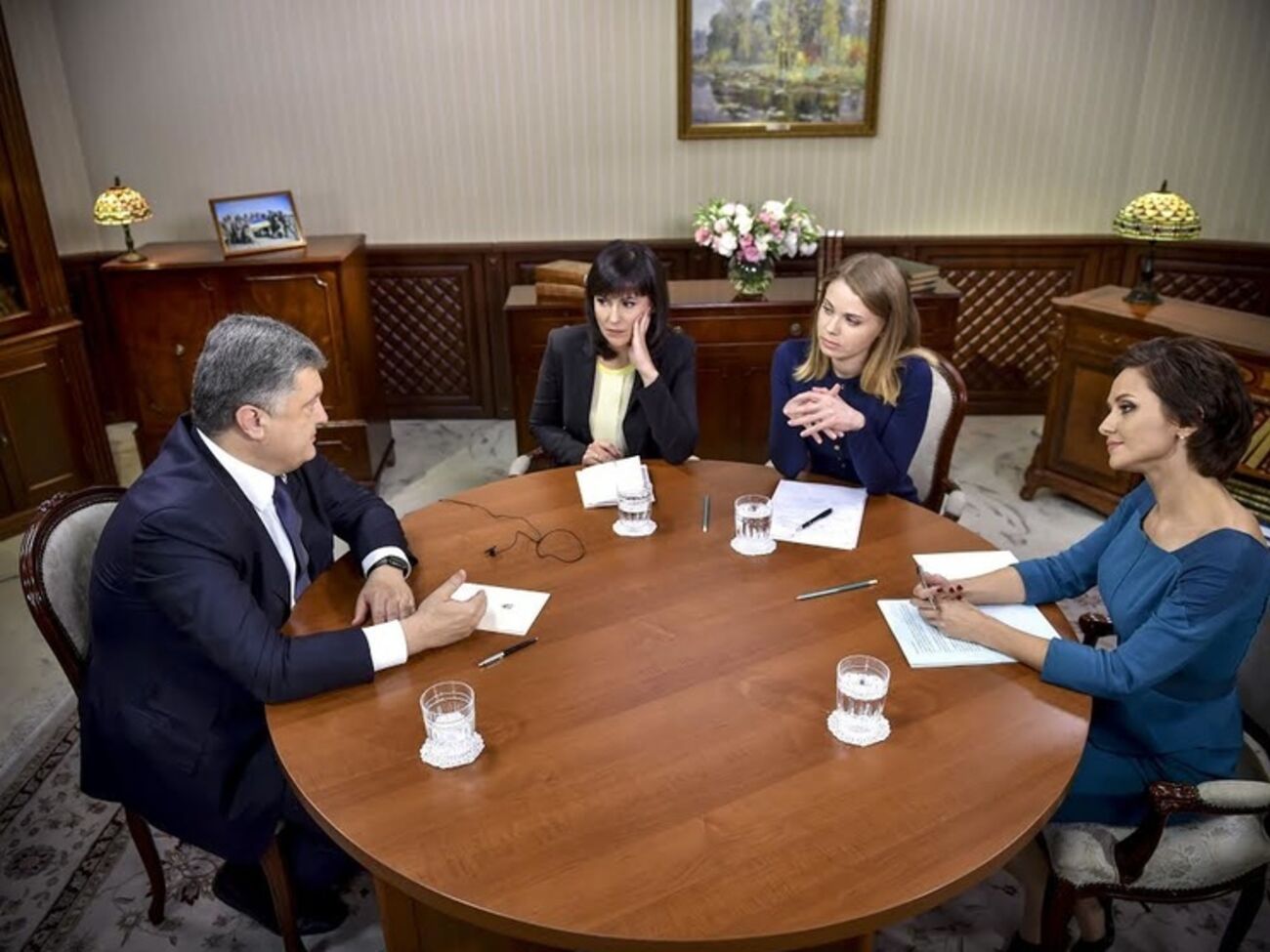 Петр Порошенко дает интервью украинским телеканалам