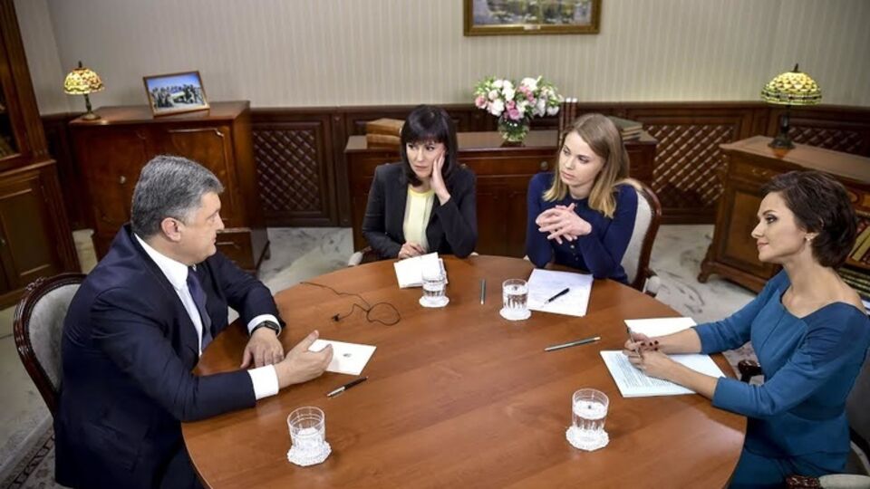 Петр Порошенко дает интервью украинским телеканалам