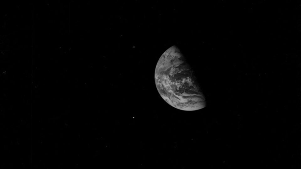 В сеть попали фотографии из лунных миссий