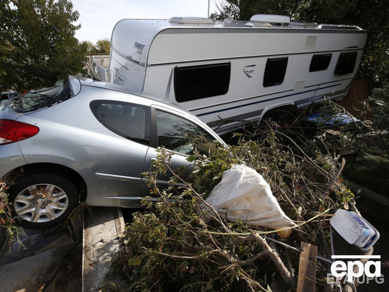 Президент Франции Олланд предупредил, что стихийное бедствие на юге страны не окончено, и призвал жителей к осторожности