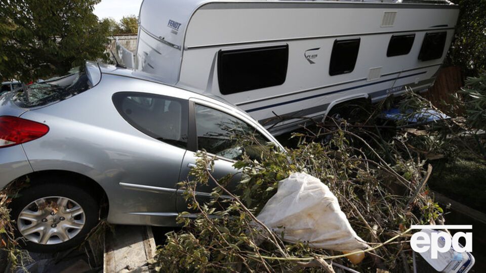 Президент Франции Олланд предупредил, что стихийное бедствие на юге страны не окончено, и призвал жителей к осторожности