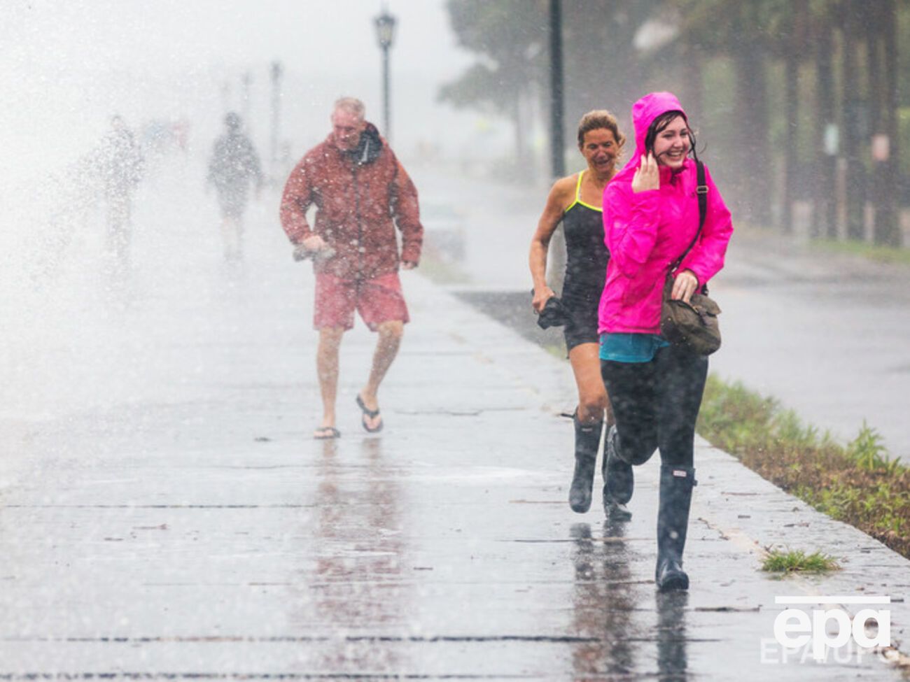 Урагану "Хоакин" присвоена четвертая категория опасности