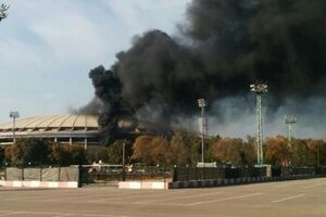 Столб черного дыма поднимается над московским стадионом на десятки метров