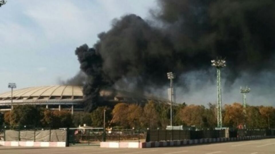 Столб черного дыма поднимается над московским стадионом на десятки метров
