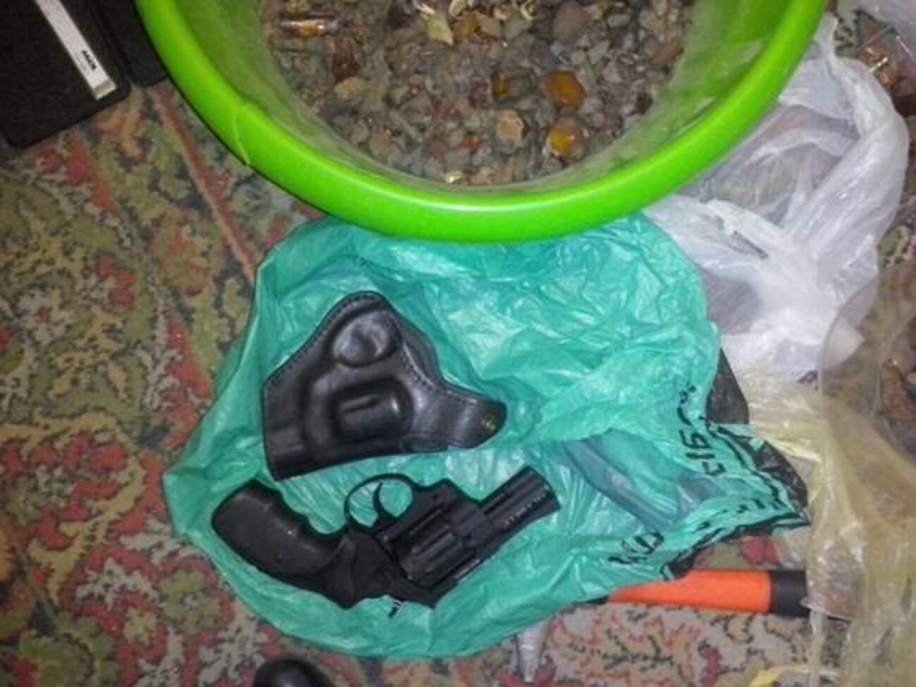 Янтарь-сырец подозреваемые скупали у местных "старателей"