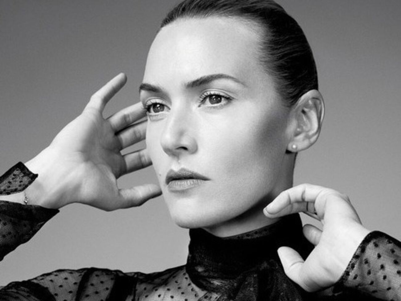 Для издания WSJ Уинслетт позировала в строгих нарядах