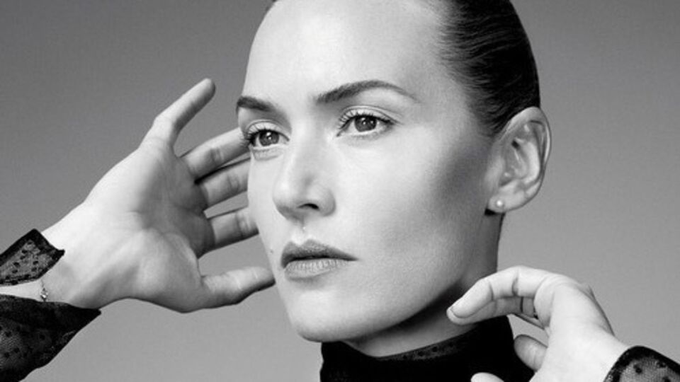 Для издания WSJ Уинслетт позировала в строгих нарядах