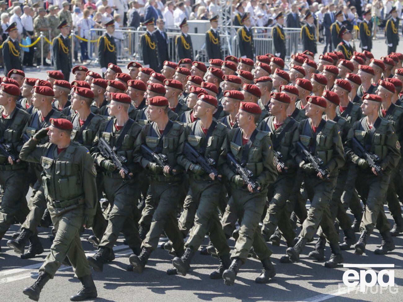 Статус участника АТО получили более 80 тыс. военных, сообщил Порошенко