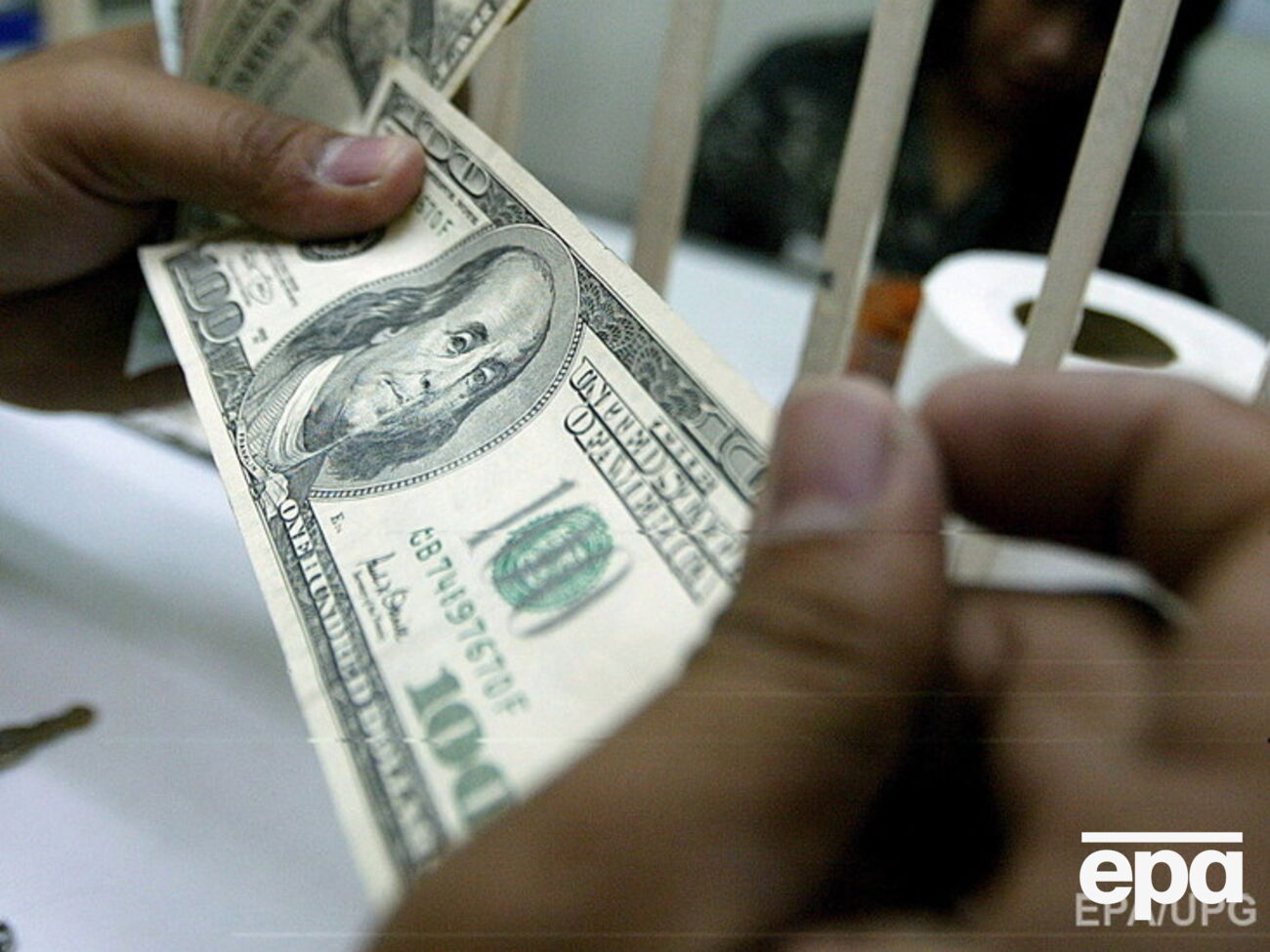 Курс гривны немного опустился к доллару и евро