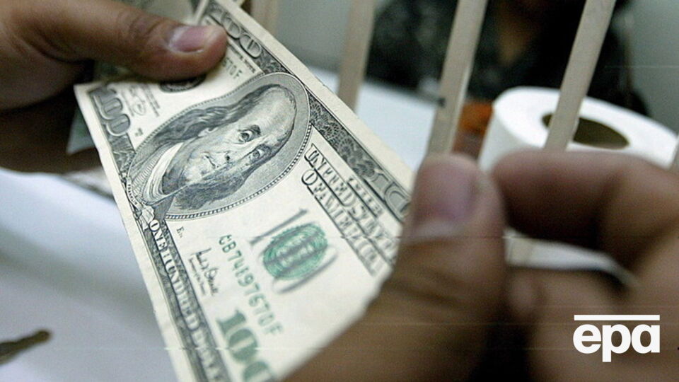 Курс гривны немного опустился к доллару и евро