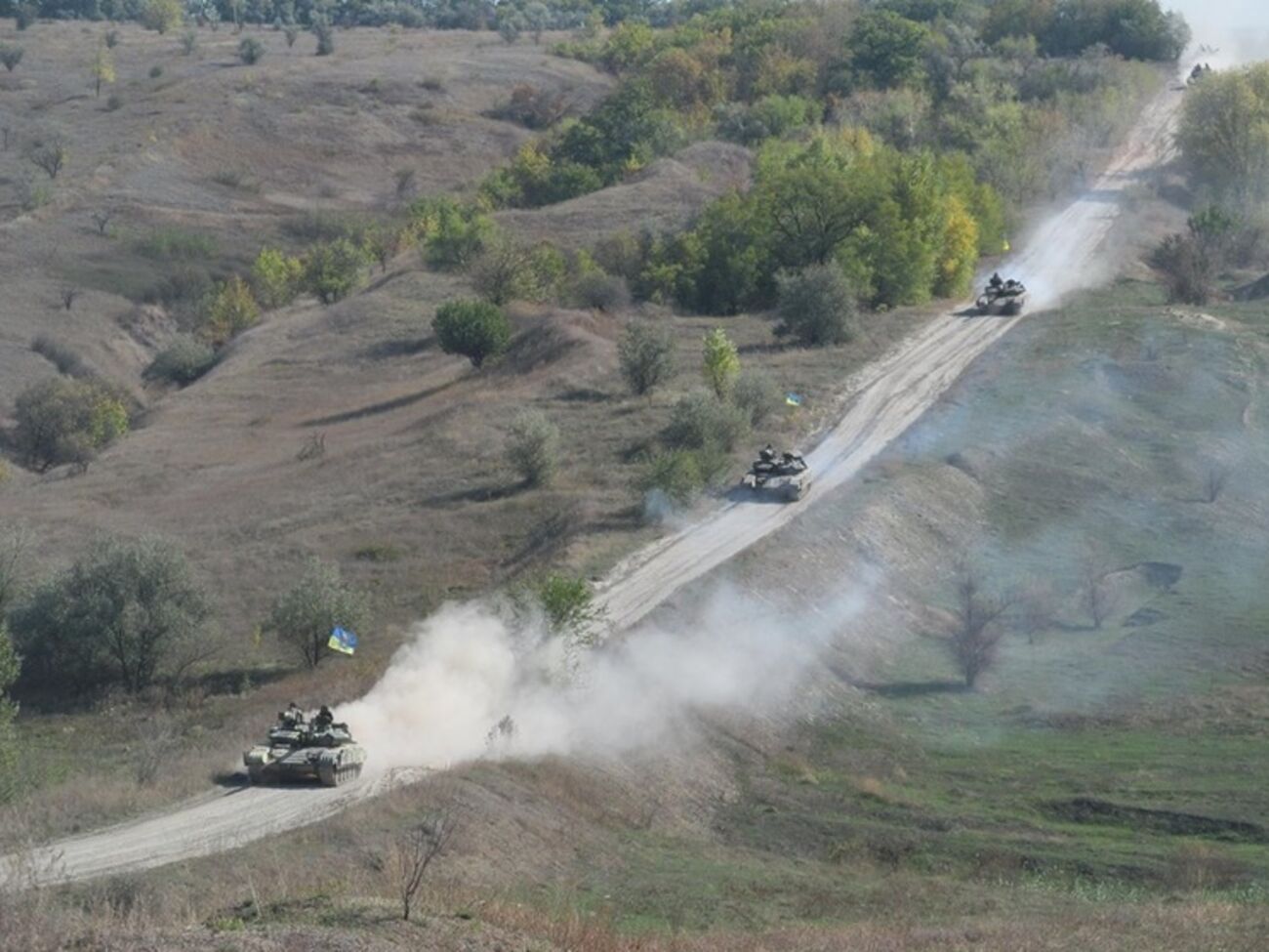 Украинские военные в Луганской области отводят танки и артиллерию калибром до 100 мм. Фоторепортаж