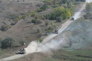 Украинские военные в Луганской области отводят танки и артиллерию калибром до 100 мм. Фоторепортаж
