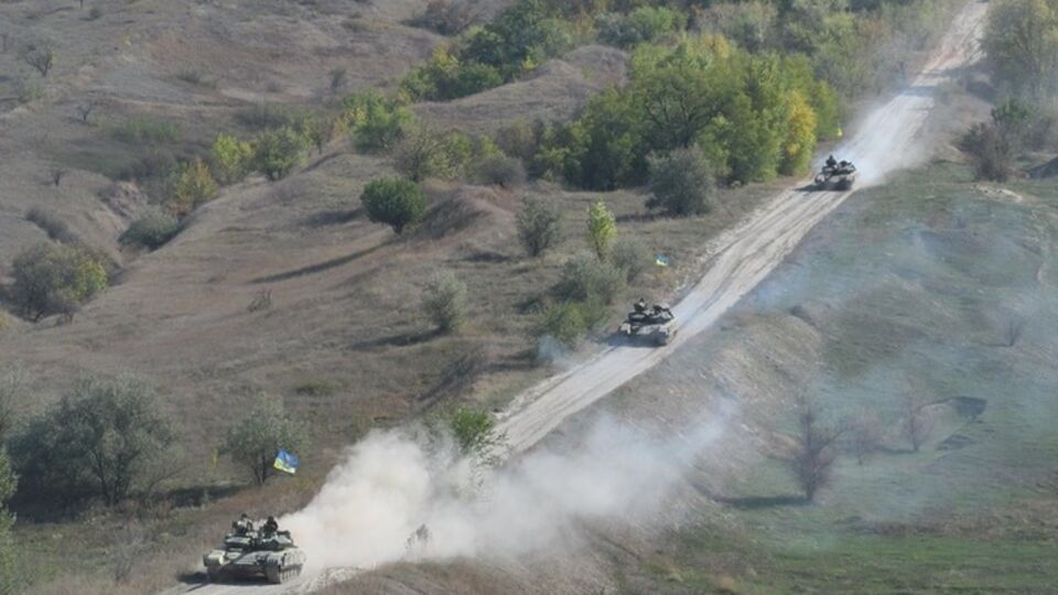 Украинские военные в Луганской области отводят танки и артиллерию калибром до 100 мм. Фоторепортаж