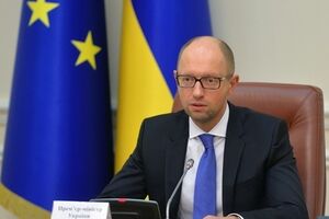 По словам Яценюка, согласно закону о высшем образовании, вузы смогут открывать счета в банках, а не только в Государственном казначействе