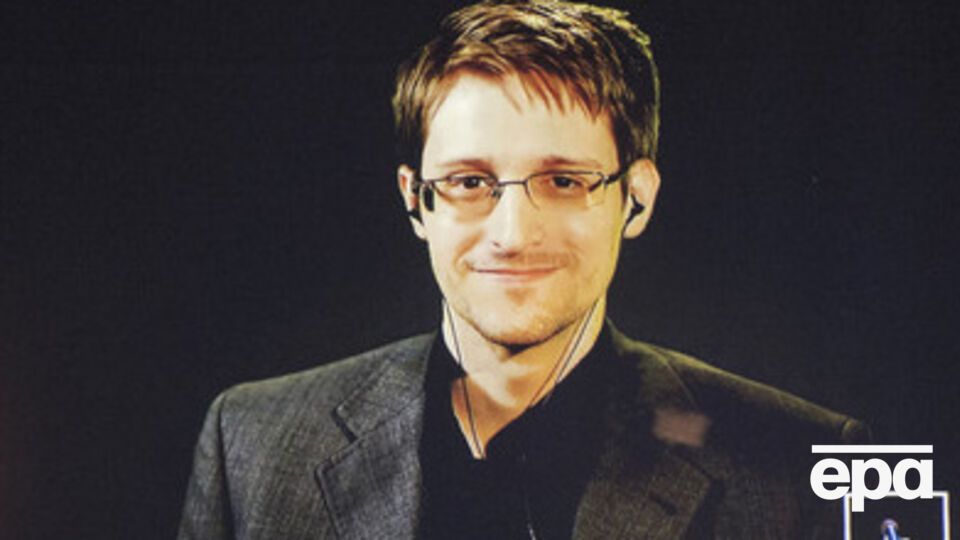 Сноуден заявил, что спецслужбы шпионят за пользователями смартфонов