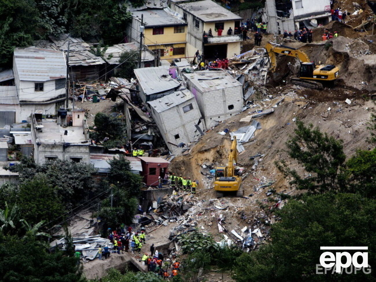 Спасатели продолжают работать на месте оползня