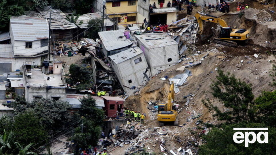 Спасатели продолжают работать на месте оползня