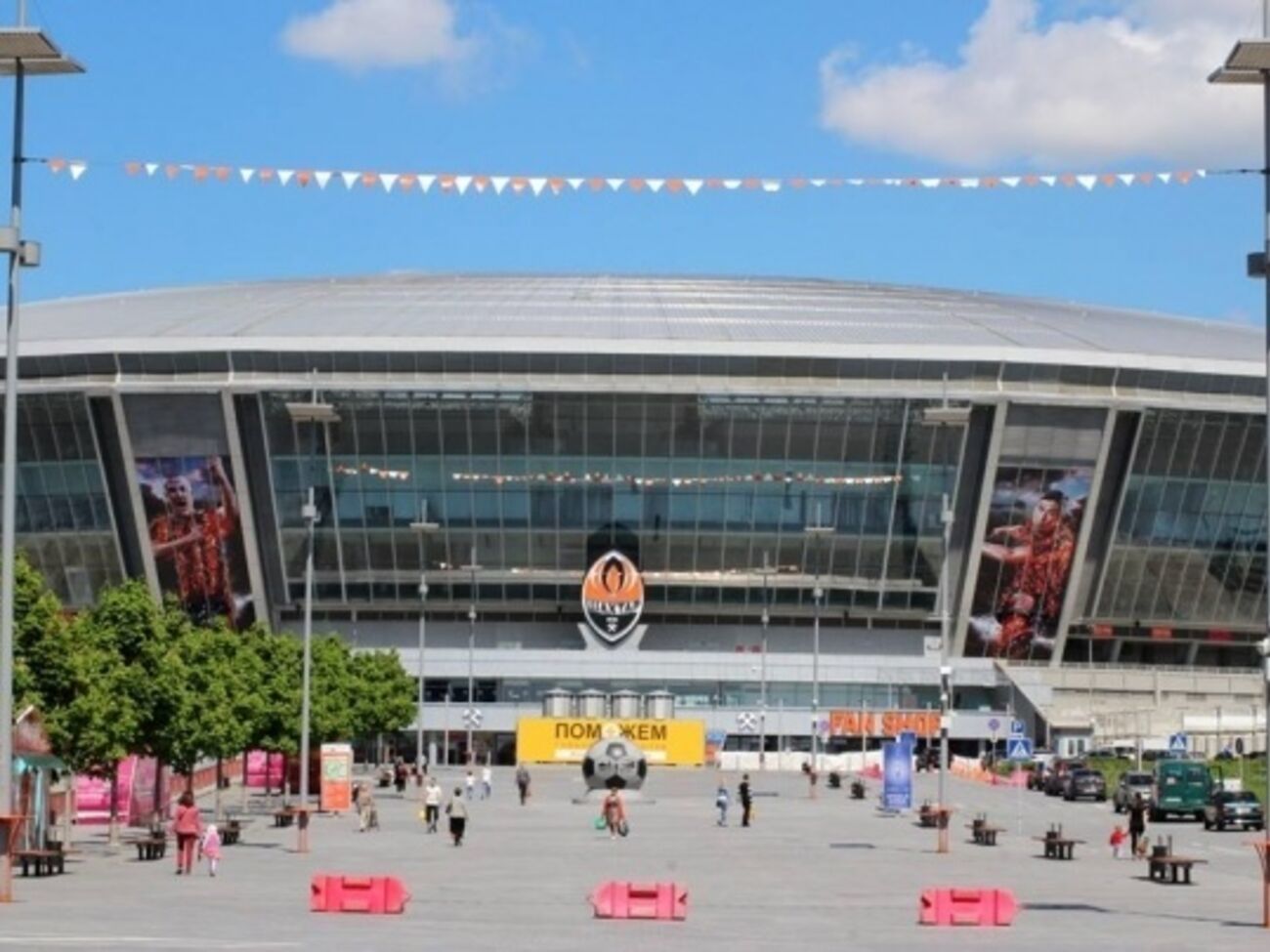 В помещении "Донбасс-Арены" расположен пункт выдачи гуманитарной помощи