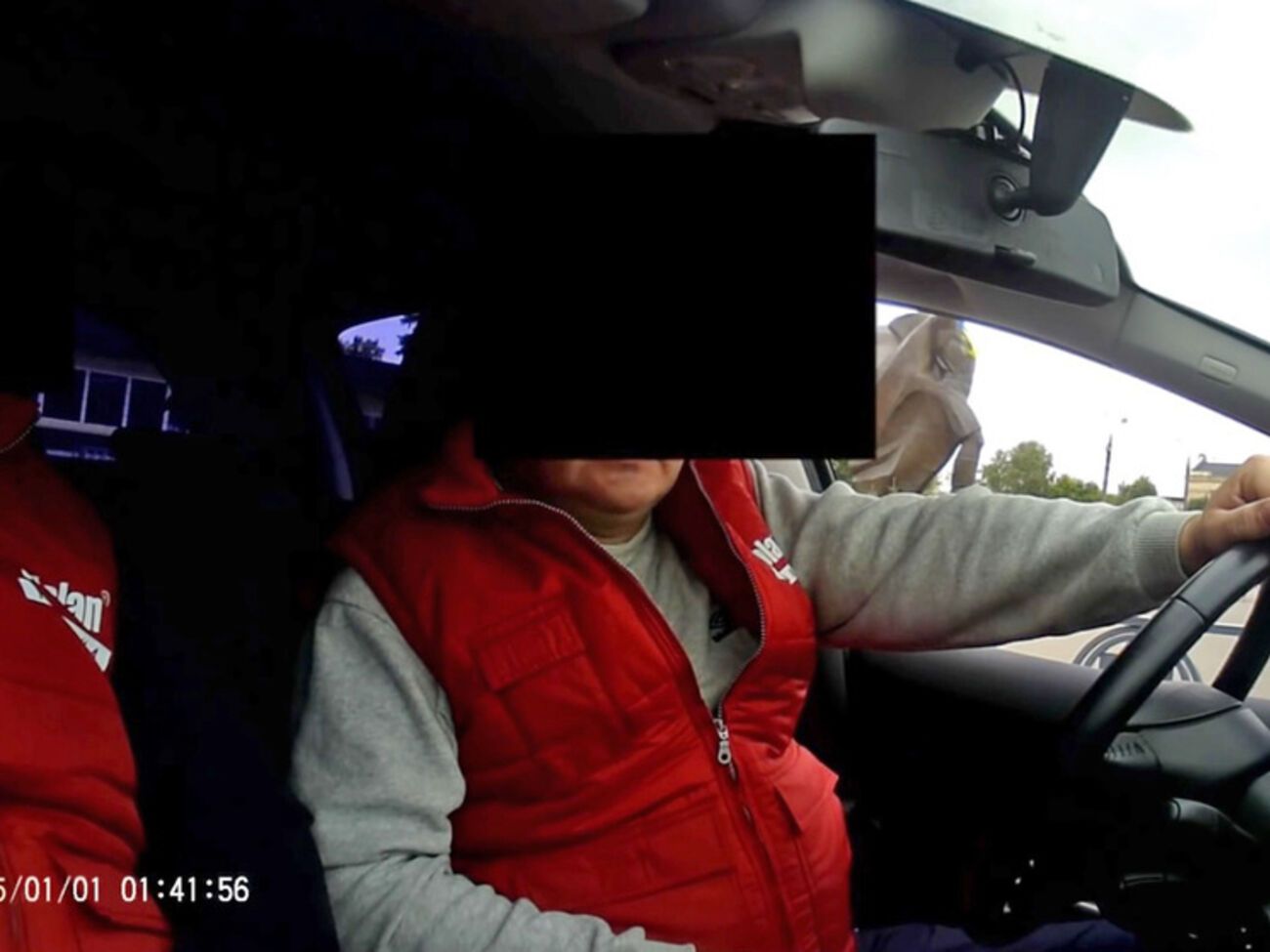 На опубликованном в интернете видео мужчина в жилете компании "Триолан" говорит о перечислении денег террористам руководством и работниками компании