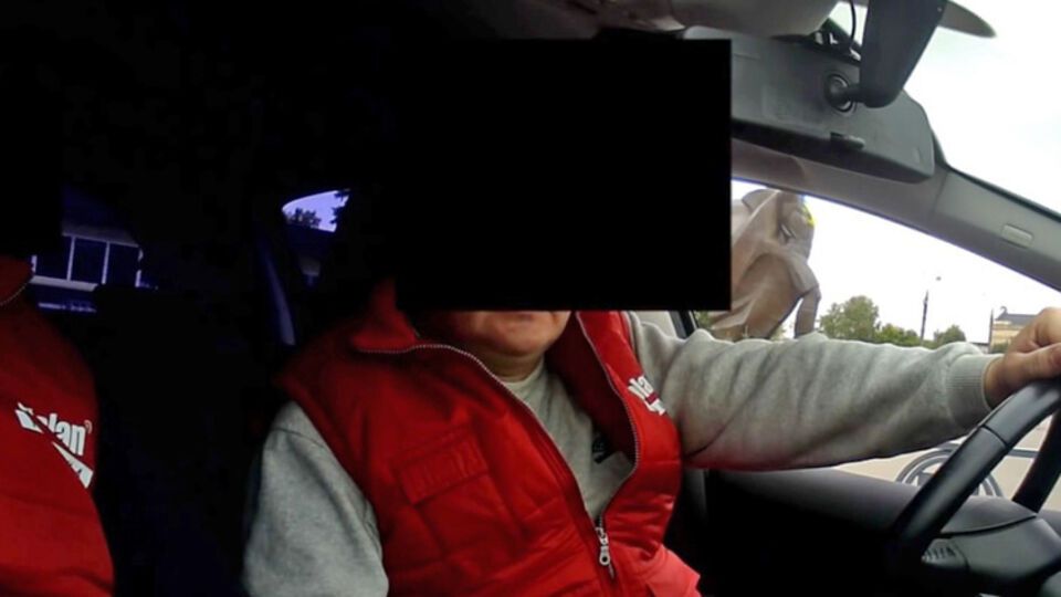 На опубликованном в интернете видео мужчина в жилете компании "Триолан" говорит о перечислении денег террористам руководством и работниками компании