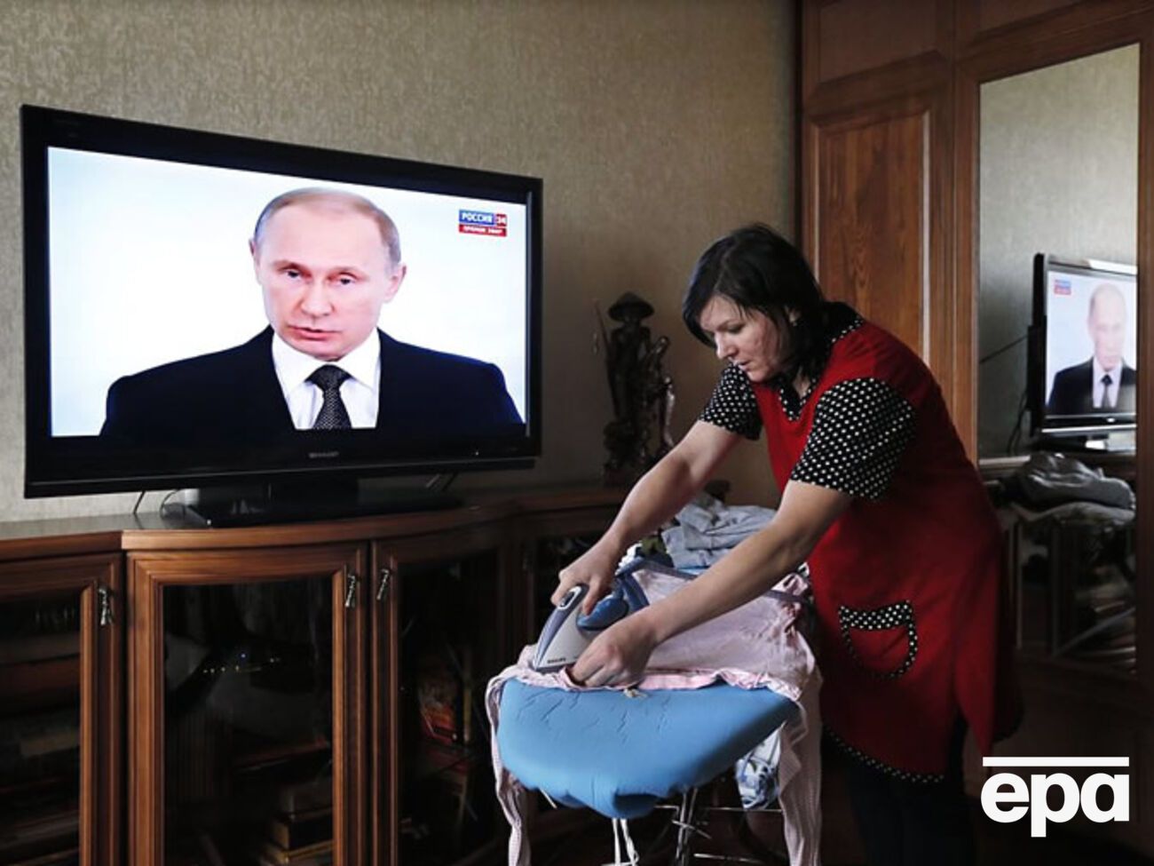 Путин отвлек внимание россиян от ситуации в Украине операцией в Сирии, считает российский колумнист Саша Сотник