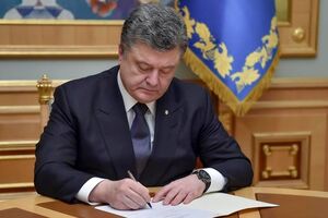Порошенко помиловал 20 человек, включая волонтера, который помогал армии прямо из тюрьмы