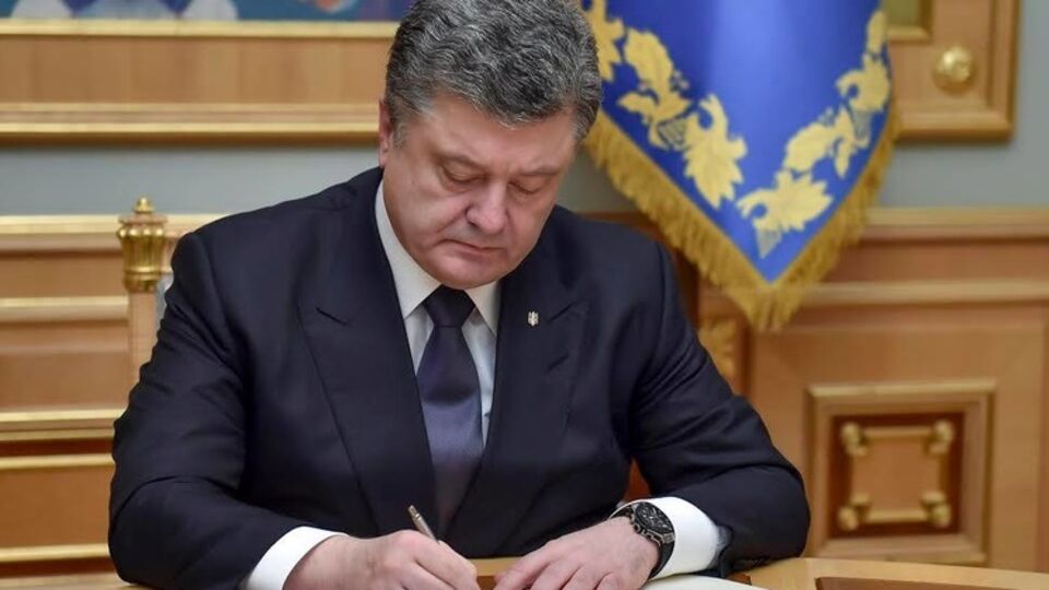 Порошенко помиловал 20 человек, включая волонтера, который помогал армии прямо из тюрьмы