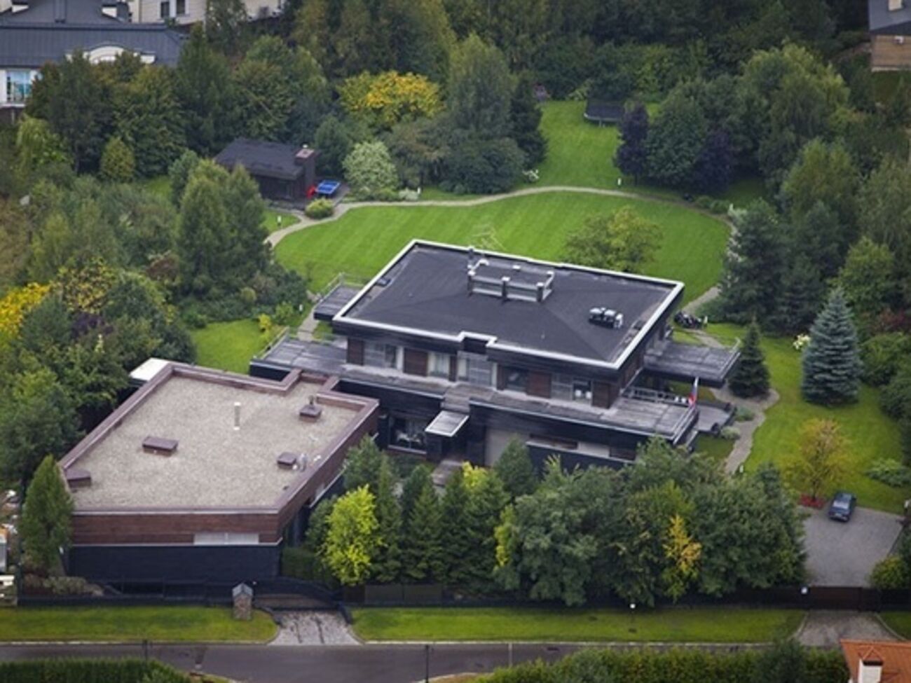 Дом, по утверждению Фонда борьбы с коррупцией Навального, принадлежащий Пескову и Навке