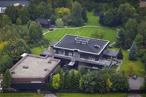 Дом, по утверждению Фонда борьбы с коррупцией Навального, принадлежащий Пескову и Навке