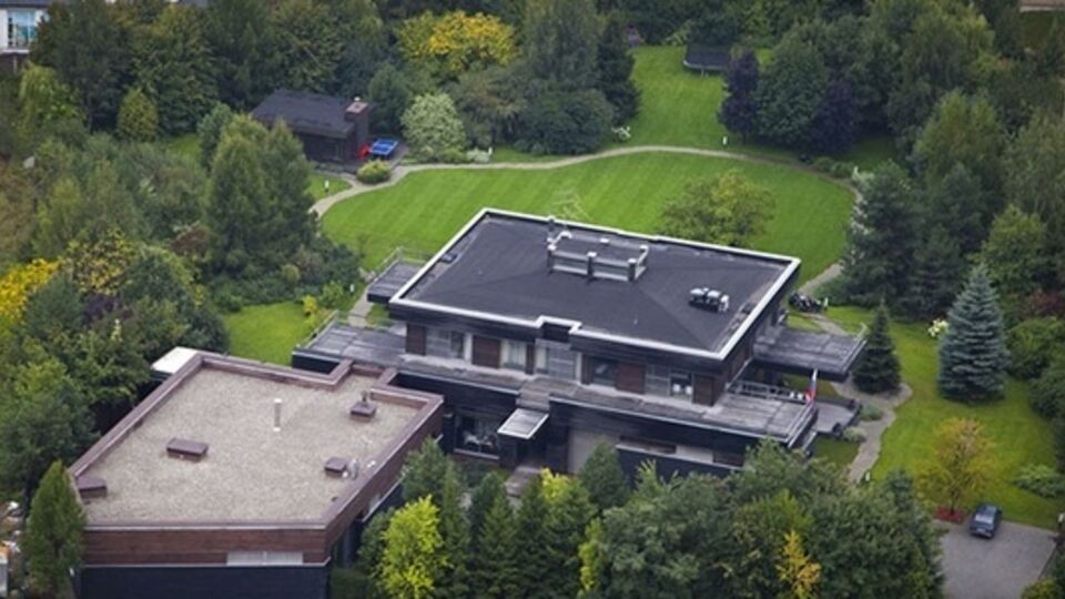 Дом, по утверждению Фонда борьбы с коррупцией Навального, принадлежащий Пескову и Навке