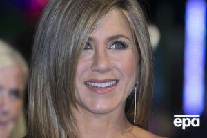 Энистон заключила с авиакомпанией пятимиллионный контракт