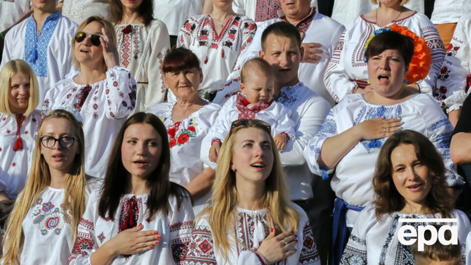 По сравнению с данными ноября 2014 года, возрос уровень доверия к ряду социальных институтов, в том числе к ближайшему окружению