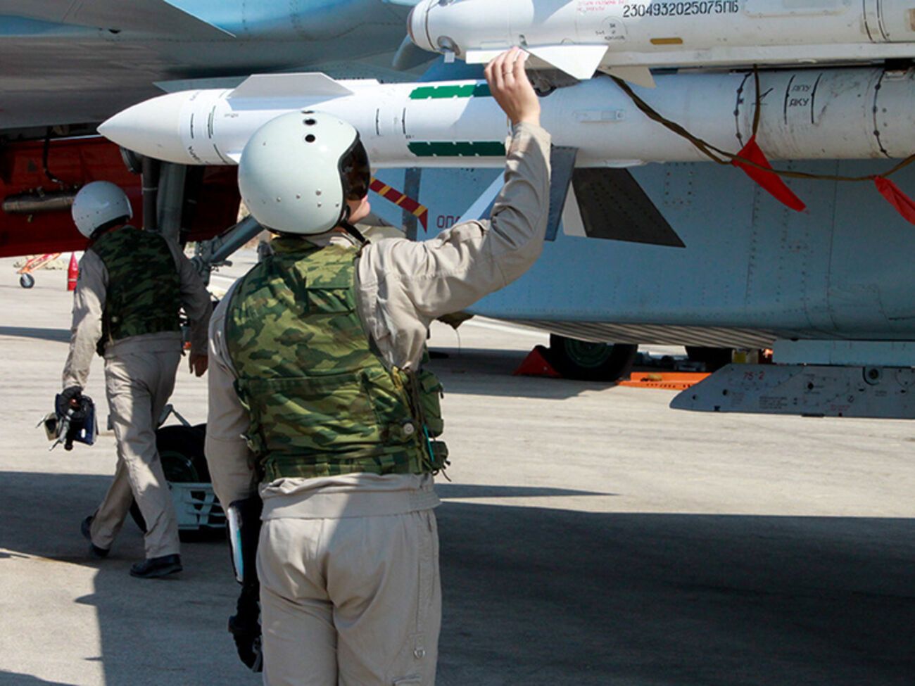 Экипаж российского самолета готовится к боевому вылету с авиабазы Хмеймим