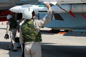 Экипаж российского самолета готовится к боевому вылету с авиабазы Хмеймим