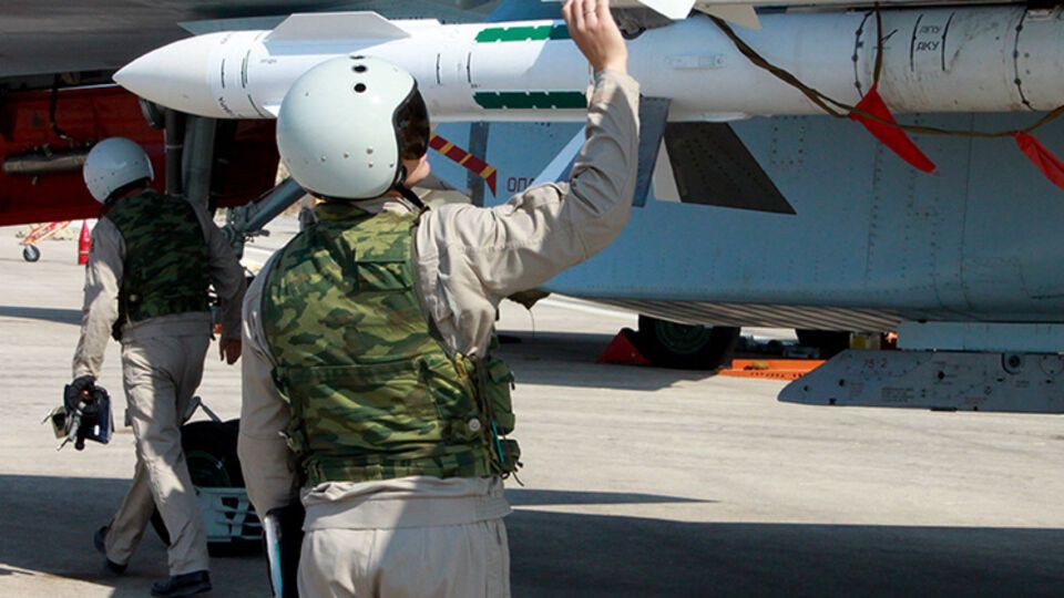 Экипаж российского самолета готовится к боевому вылету с авиабазы Хмеймим