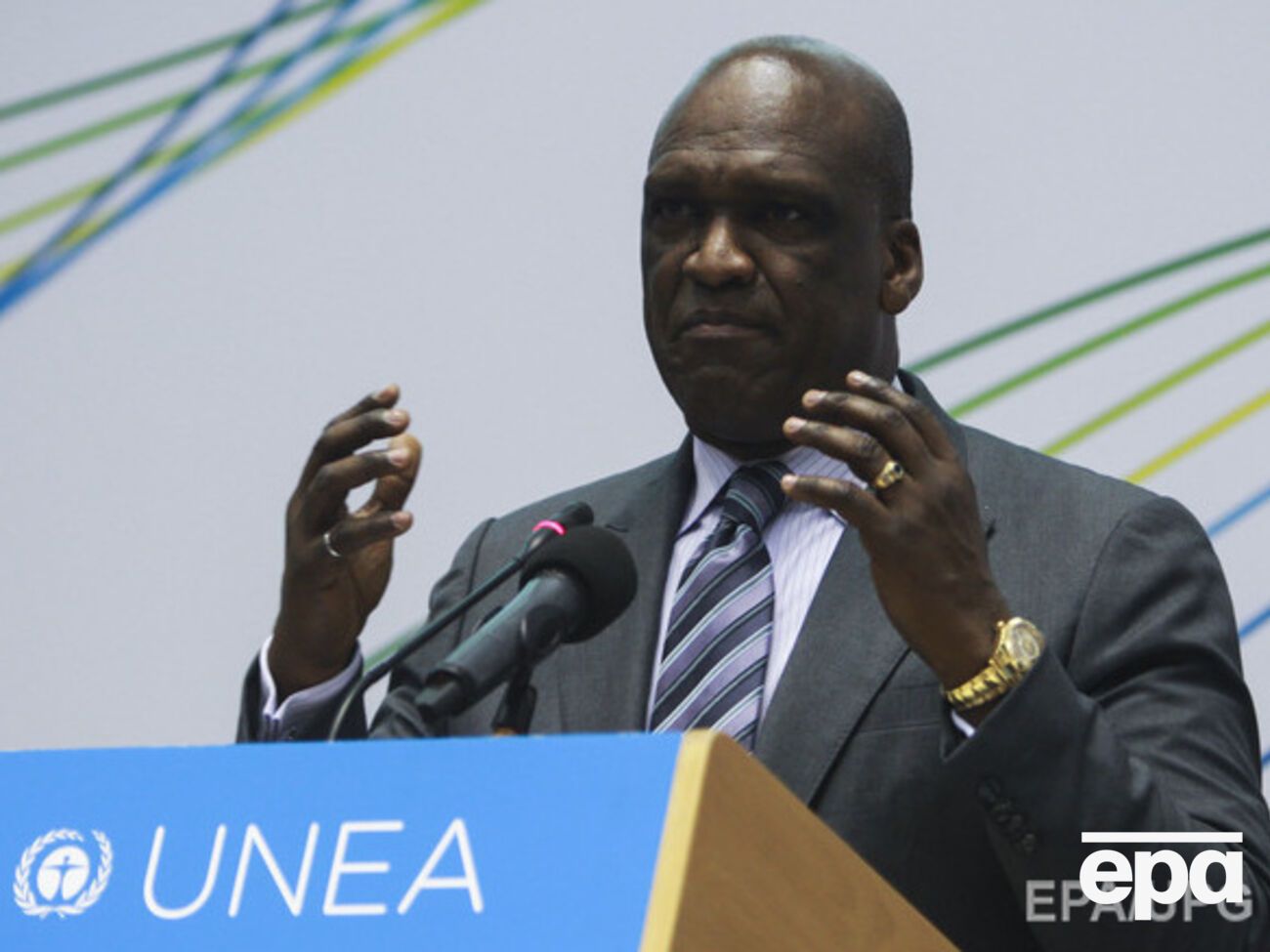 Согласно данным следствия, Эш тратил незаконно полученные средства на семейный отдых и на оборудование баскетбольной площадки в своем доме