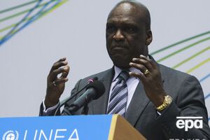 Согласно данным следствия, Эш тратил незаконно полученные средства на семейный отдых и на оборудование баскетбольной площадки в своем доме