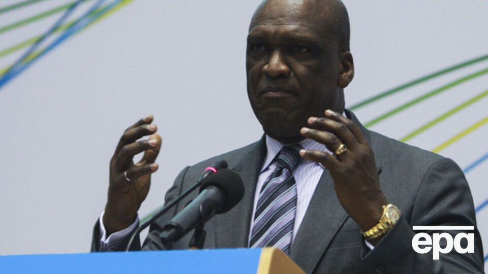 Согласно данным следствия, Эш тратил незаконно полученные средства на семейный отдых и на оборудование баскетбольной площадки в своем доме