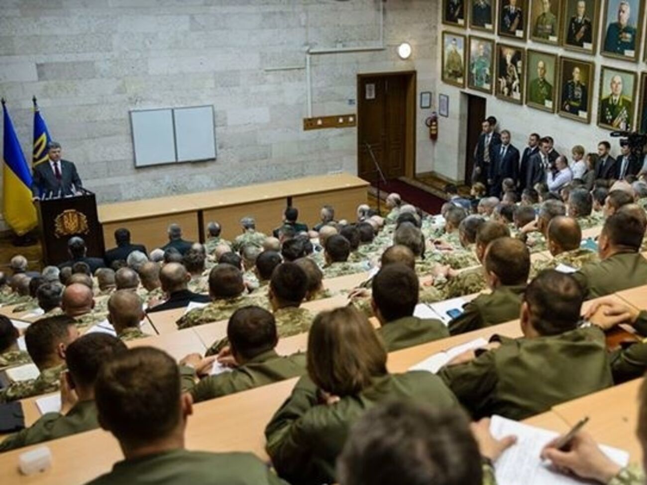 Порошенко призвал военных сохранять бдительность