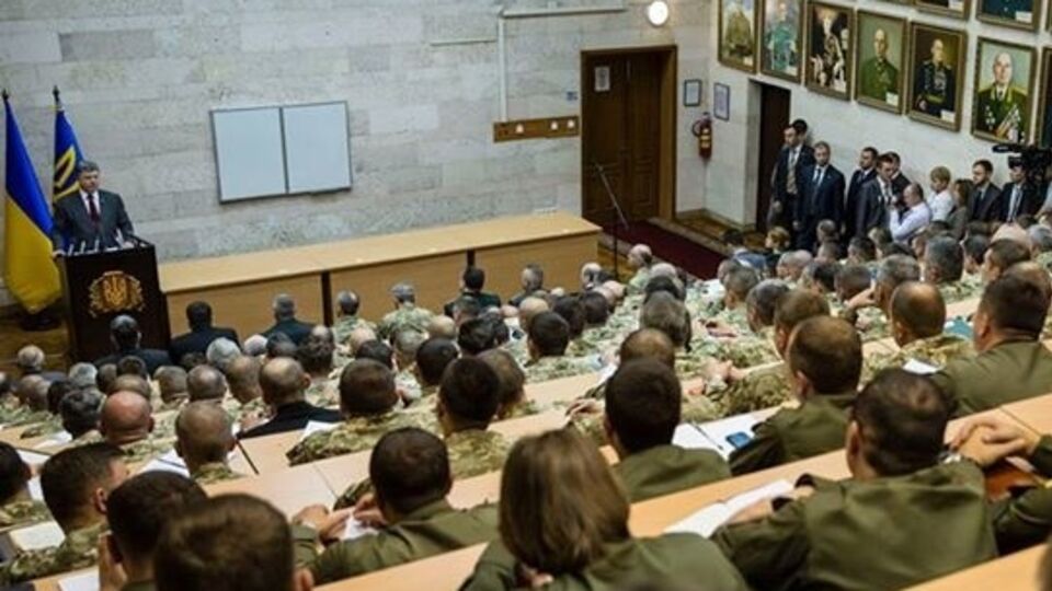 Порошенко призвал военных сохранять бдительность