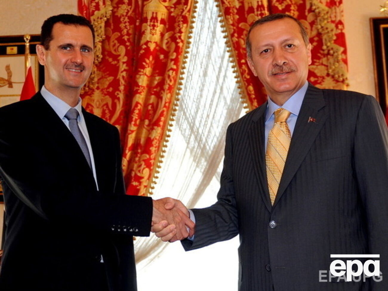 В 2009 году президенты Турции и Сирии еще пожимали друг другу руки. Сейчас Эрдоган считает Асада личным врагом