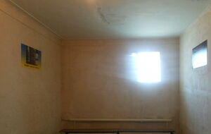 Помещение для временно задержанных на Чугуевской гауптвахте