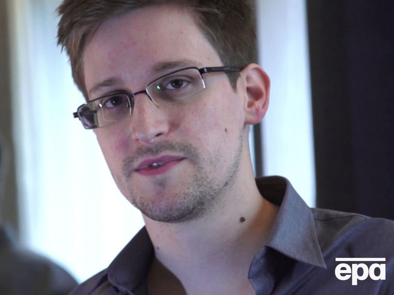 Сноуден готов сесть в тюрьму, чтобы вернуться в Америку, но не хочет послужить отталкивающим примером для других, ищущих способы "защитить людей"