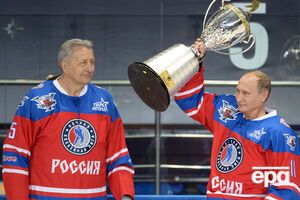 Путин забросил семь шайб и сделал три результативные передачи, его команда выиграла со счетом 15:10