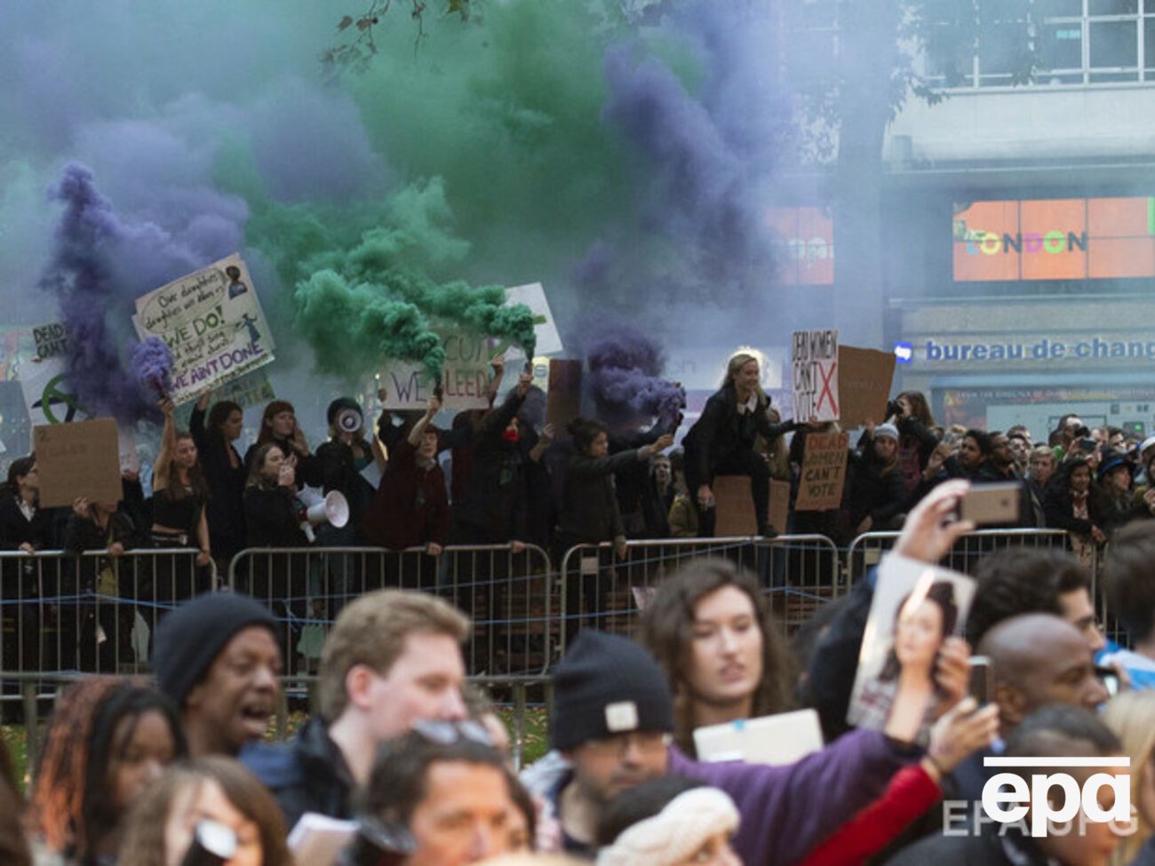 Феминистки устроили акцию протеста на открытии Лондонского кинофестиваля