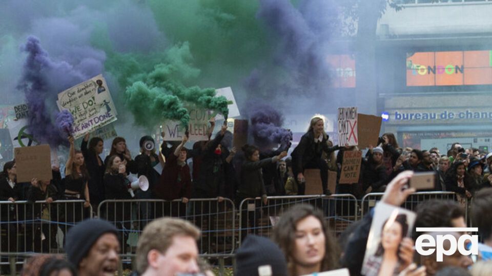 Феминистки устроили акцию протеста на открытии Лондонского кинофестиваля